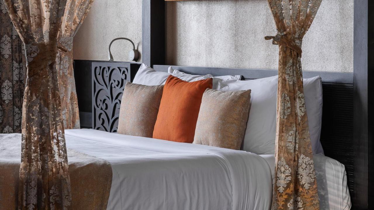 מלון מונאר The Panoramic Getaway מראה חיצוני תמונה A bed with cushions