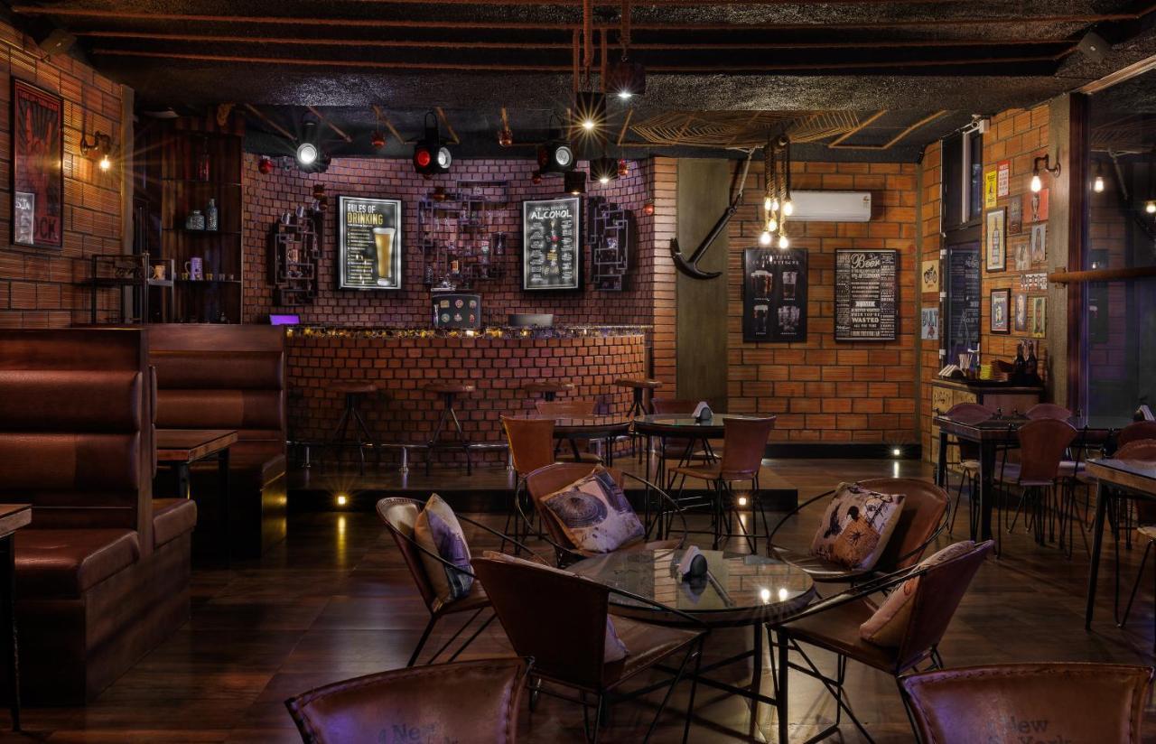 מלון מונאר The Panoramic Getaway מראה חיצוני תמונה The interior of the bar