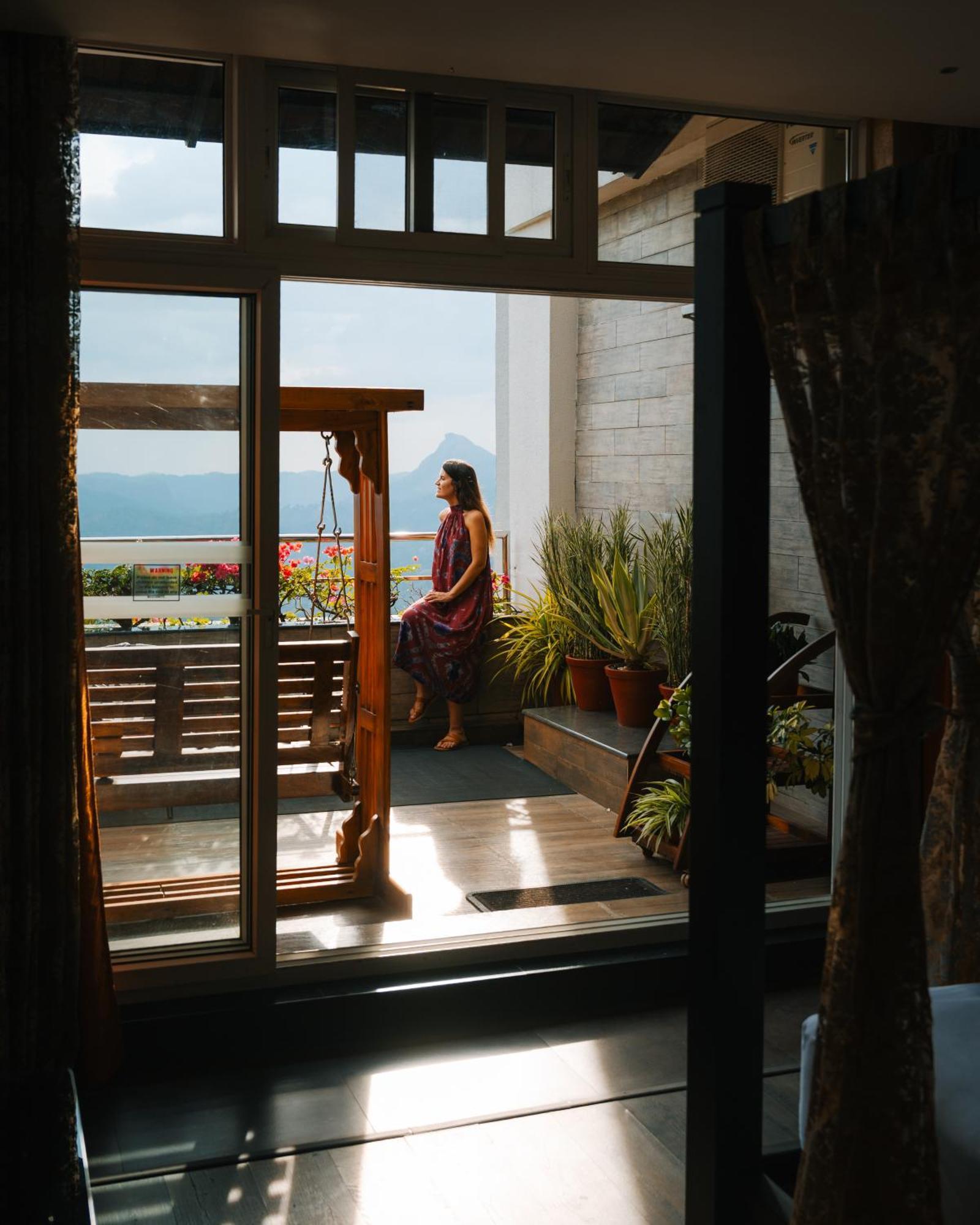 מלון מונאר The Panoramic Getaway מראה חיצוני תמונה A woman on a balcony