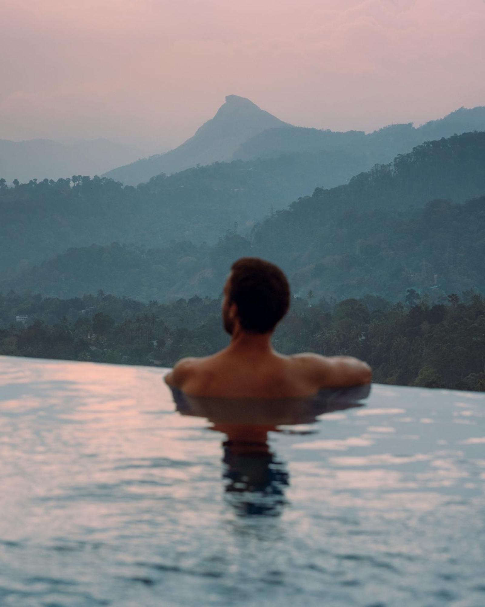 מלון מונאר The Panoramic Getaway מראה חיצוני תמונה A man in a swimming pool