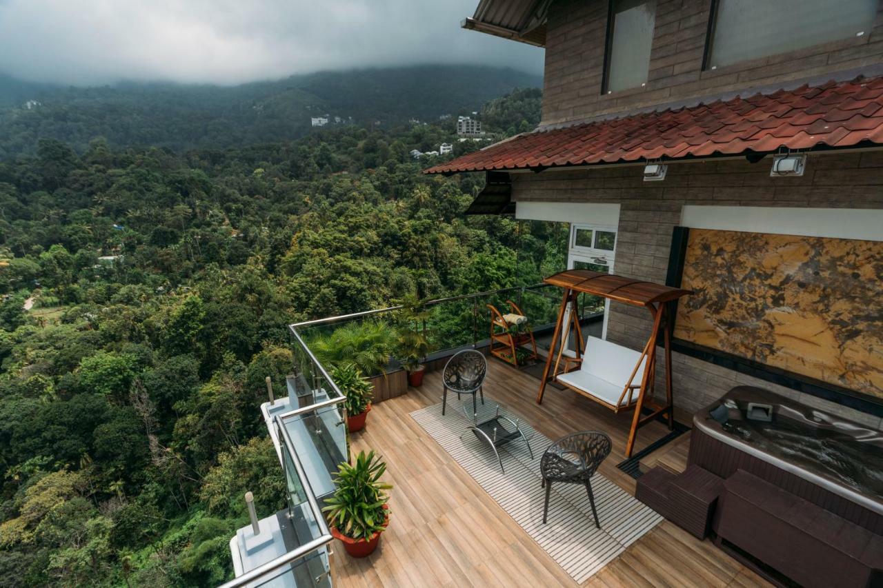 מלון מונאר The Panoramic Getaway מראה חיצוני תמונה A view from the balcony of a house in Kerala, India