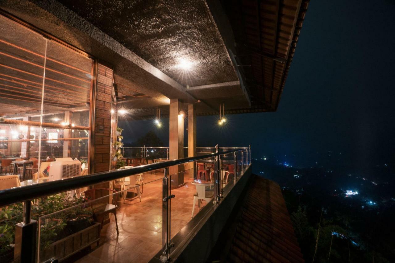 מלון מונאר The Panoramic Getaway מראה חיצוני תמונה The restaurant at the top of the tower